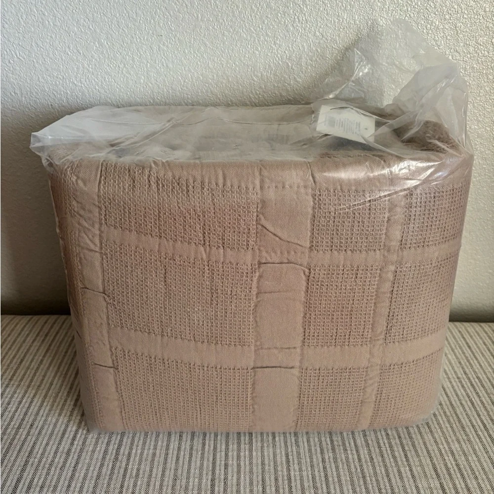 NWT King Waffle Matelasse Quilt Camel - Threshold designed with Studio McGee